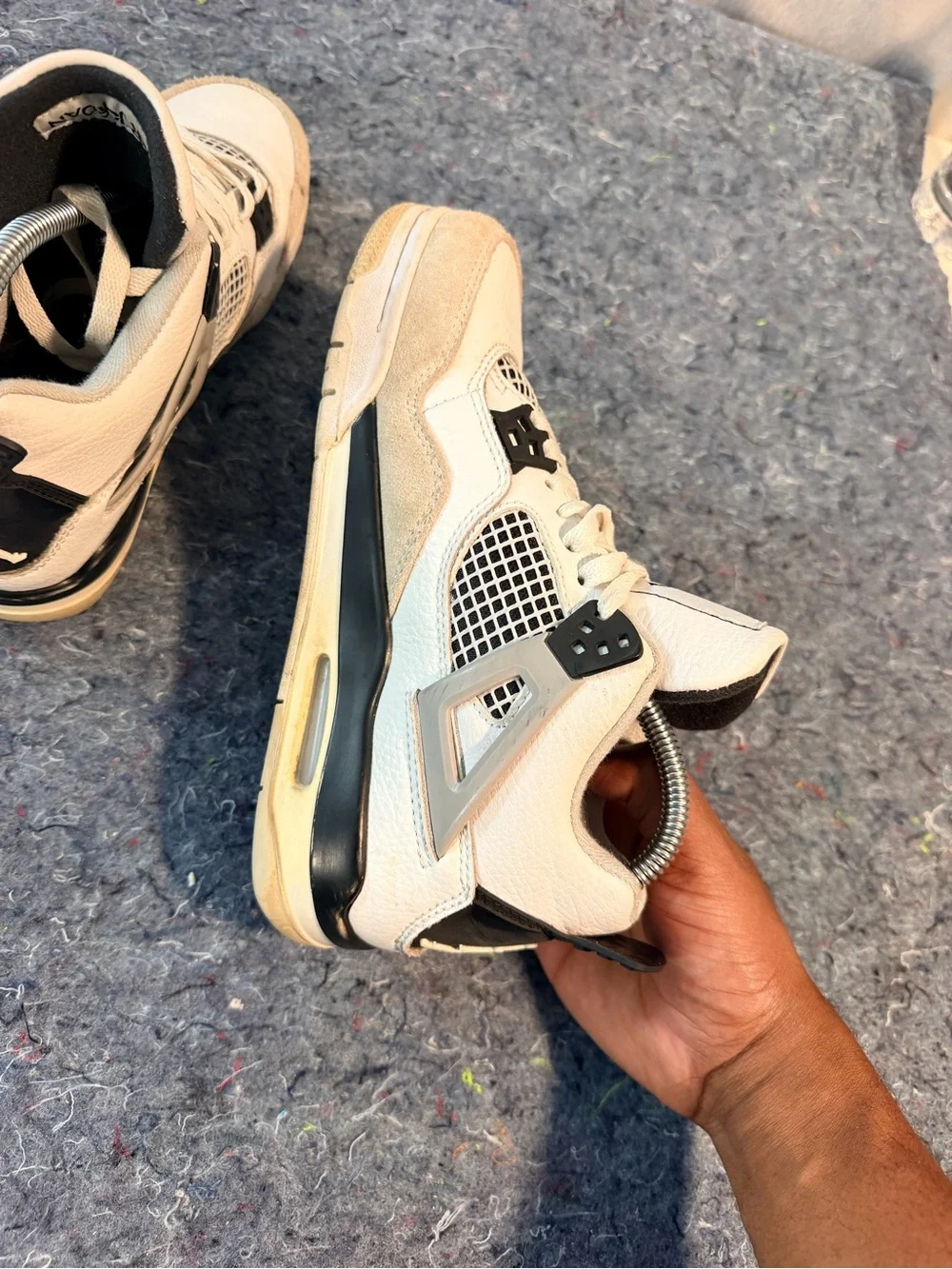 Air Jordan 4 Retro “Military Black” (2022).